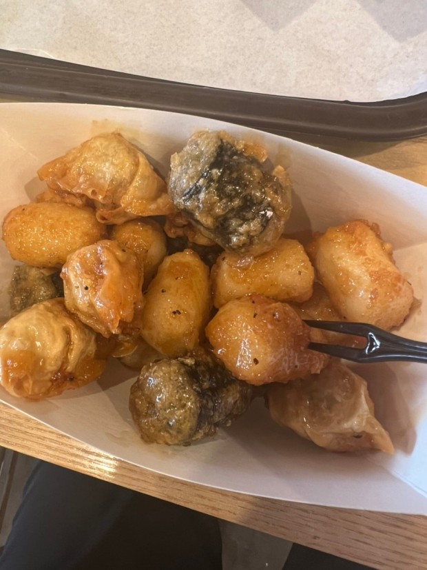 단순 매콤이 아니라 개매운 맘스터치 매콤 김떡만 | 인스티즈