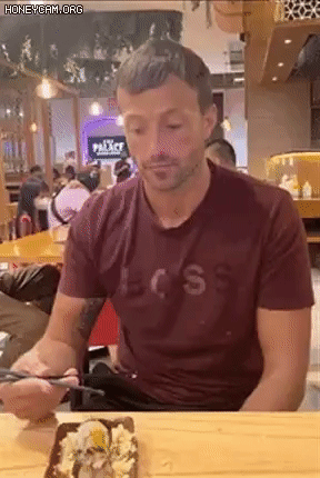 아시아에 와서 눈치보며 밥먹는 서양인 .gif | 인스티즈