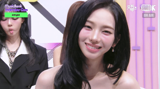 카메라 찍히는중인지 모르는 윈터 | 인스티즈