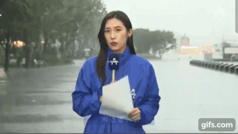 비 맞는 기자가 안쓰러우셨던 아저씨 | 인스티즈