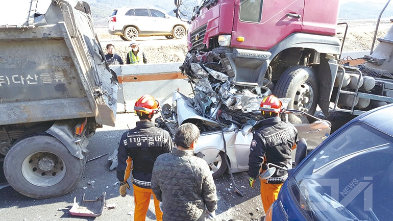 고속도로에서 대형차랑은 피해 가려는 이유.gif | 인스티즈