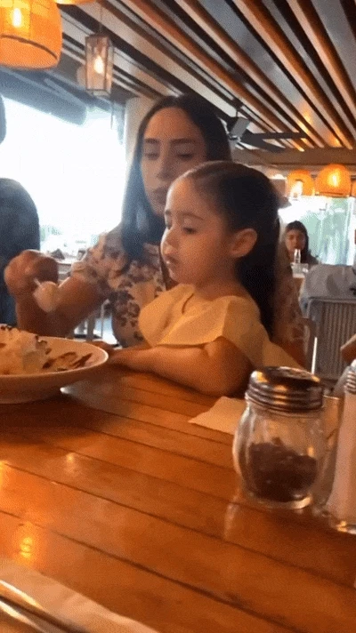 자기 차례에 케이크 입에 안넣어줘서 삐진 애기 | 인스티즈