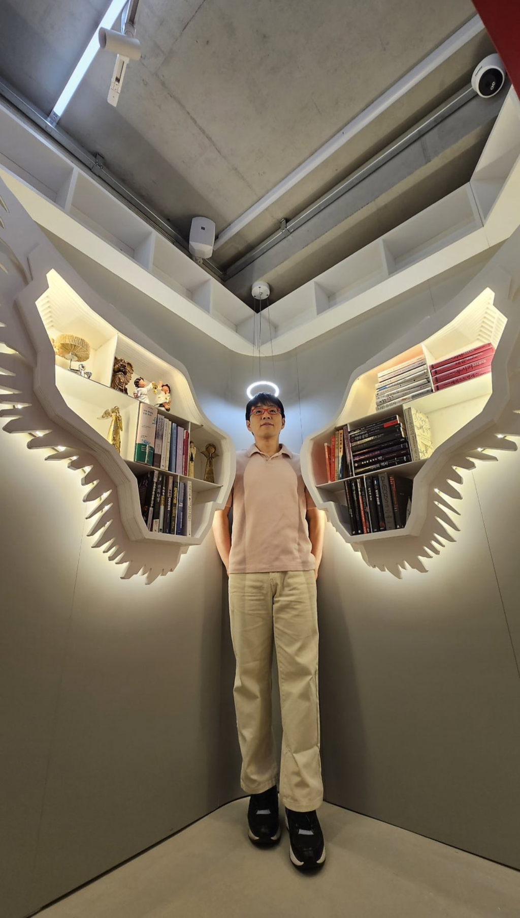 이동진 평론가 사무실에 있는 포토존 | 인스티즈