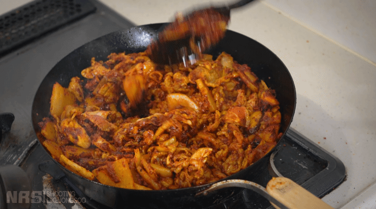 매운맛 중독자가 만드는 유케쟝 나베.gif | 인스티즈