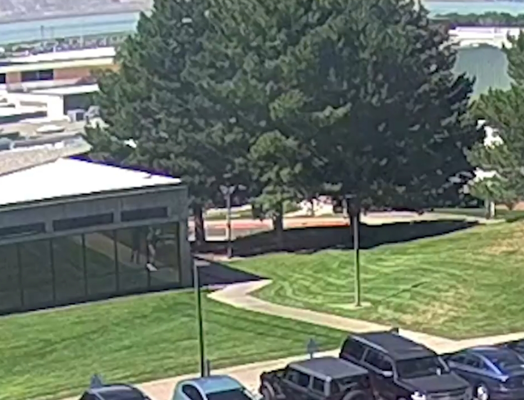 찰스 커크 죽인 남자는 전문 요원도 아닌데 그 거리에서 정확하게 목 경동맥 명중시키고 맨몸으로 뛰어내려서 사건현장 벗어난거? | 인스티즈