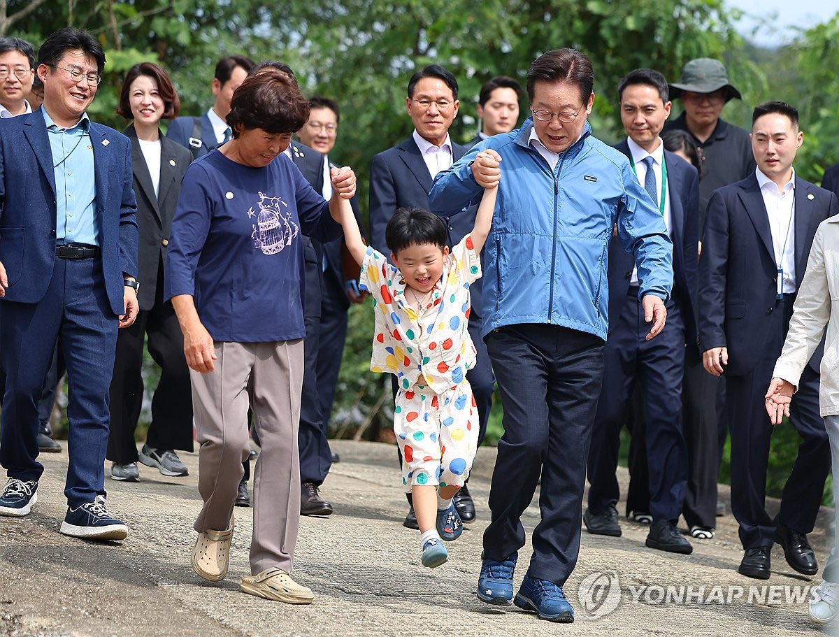 이재명 손 잡고 뛰는 아이 모습을 보고 마음의 소리가 나온 한 아버님 | 인스티즈