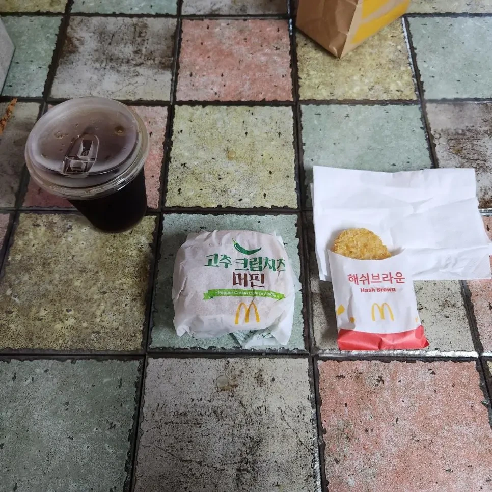 왜 음식을 화장실 바닥에 두고 먹어?? | 인스티즈