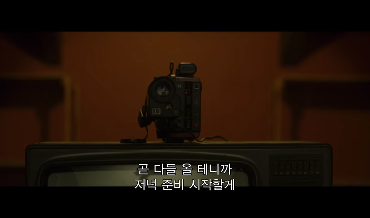 새로 이사온 집에서 25년 전에 죽은 소년과 연결됐는데 다음 날 일어나니 내 딸이 완전히 사라졌다 | 인스티즈