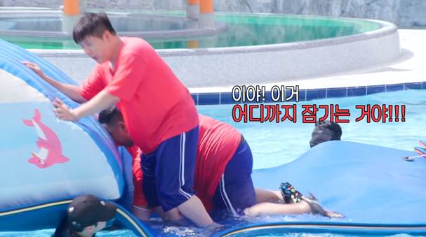 200kg 물 위 걷게 하려고 갖은 노력하는 뚱땡이들.jpg | 인스티즈