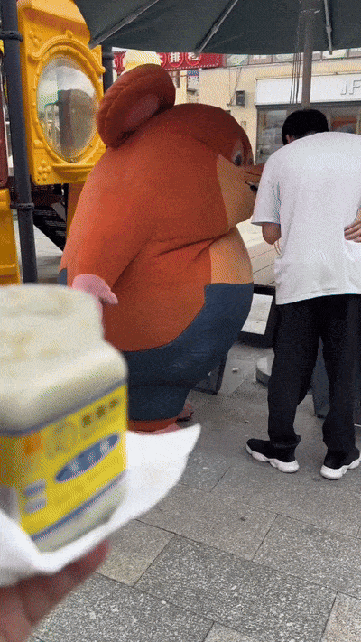 인형탈 숨구멍에 취두부.gif | 인스티즈