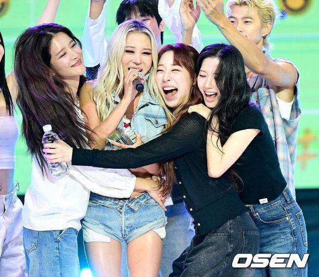 의리의 우주소녀, '다영 더쇼 1위에 깜짝 등장' [사진] | 인스티즈