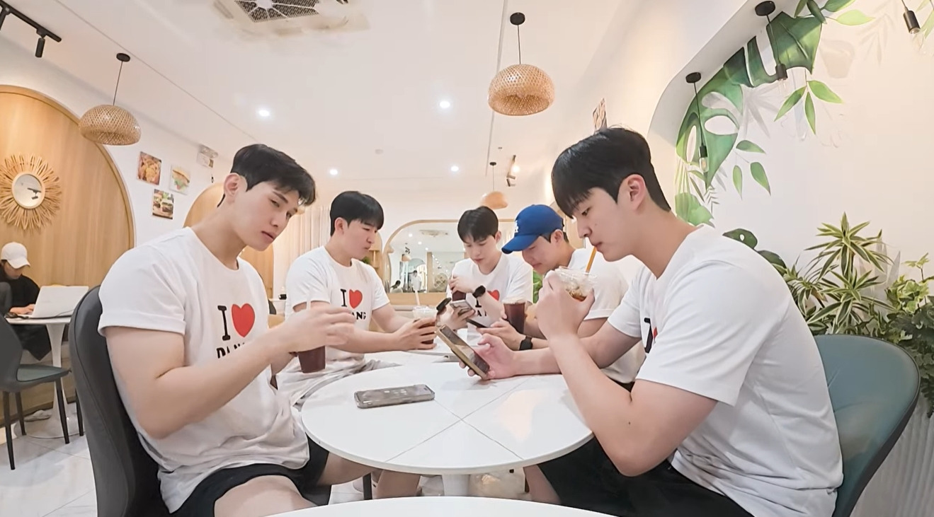 항공기 승무원을 전부 남자로 한다면......(에어부산 유튜브) | 인스티즈