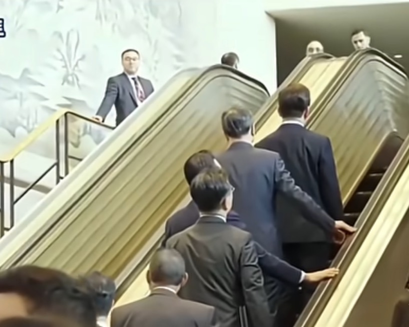 이재명 대통령이 탈 땐 잘 작동하더니 트럼프 일행이 타니 멈추는 에스컬레이터😂 | 인스티즈