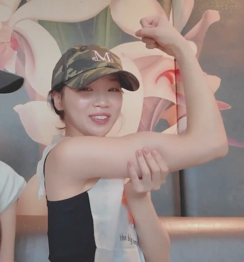 팔 근육만 집중해서 키운듯한 르세라핌 김채원 | 인스티즈