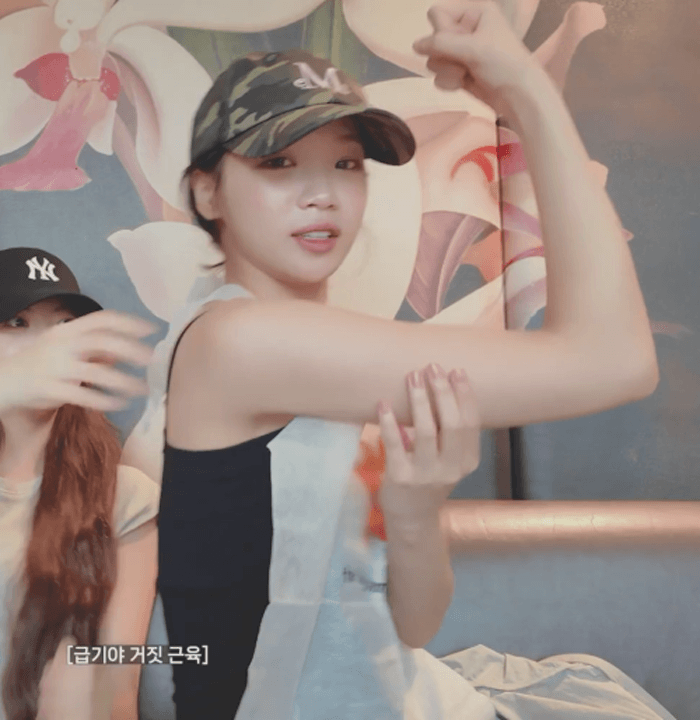 팔 근육만 집중해서 키운듯한 르세라핌 김채원 | 인스티즈