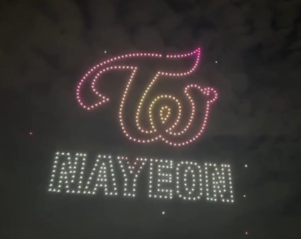 팬들이 나연 생일이라고 드론쇼 한거 봐봐 퀄 미쳤다 ㅋㅋㅋㅋㅋㅋ | 인스티즈