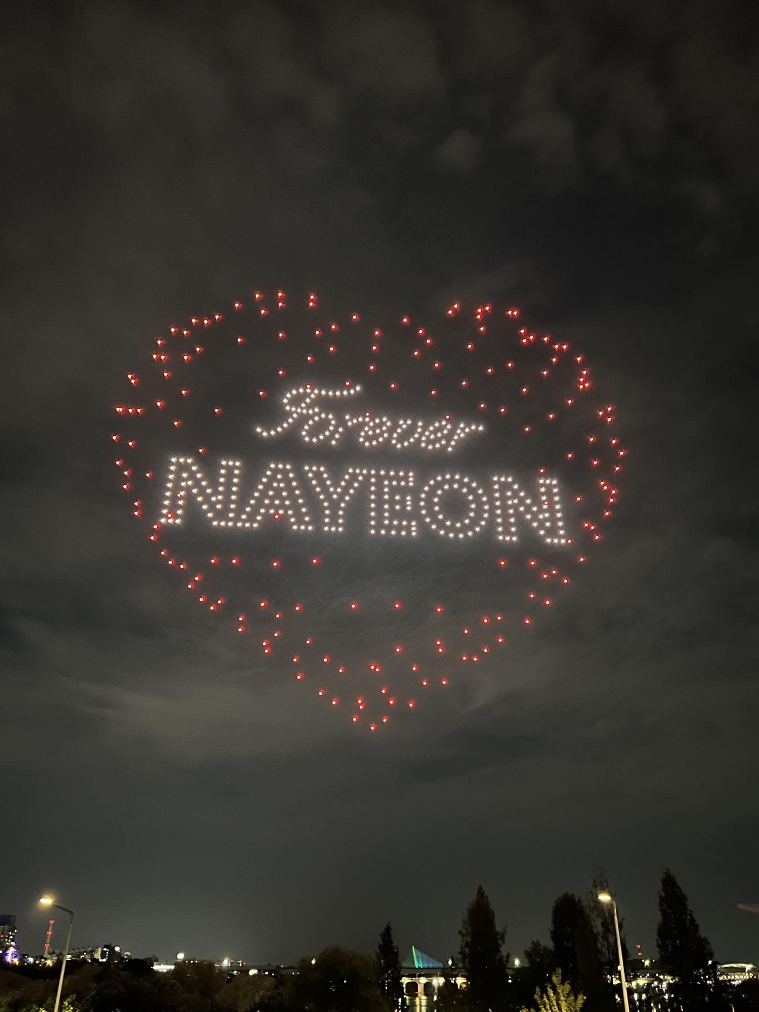 팬들이 나연 생일이라고 드론쇼 한거 봐봐 퀄 미쳤다 ㅋㅋㅋㅋㅋㅋ | 인스티즈