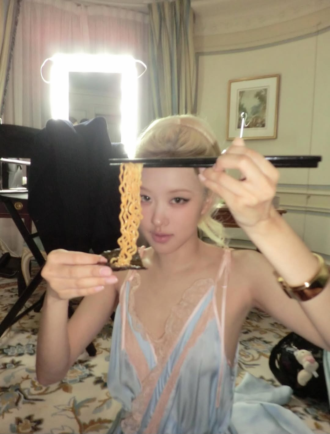 라면을 김에 싸먹는 로제 | 인스티즈