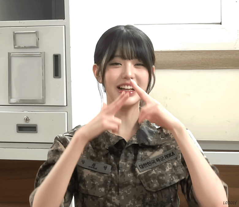 국군의날 기념 다시 보는 군복 입은 장원영.gif | 인스티즈