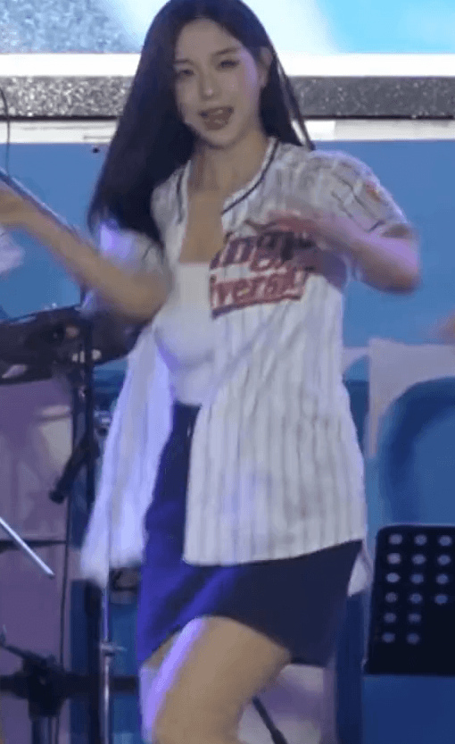 트리플에스 김채연 광주대 축제.gif | 인스티즈