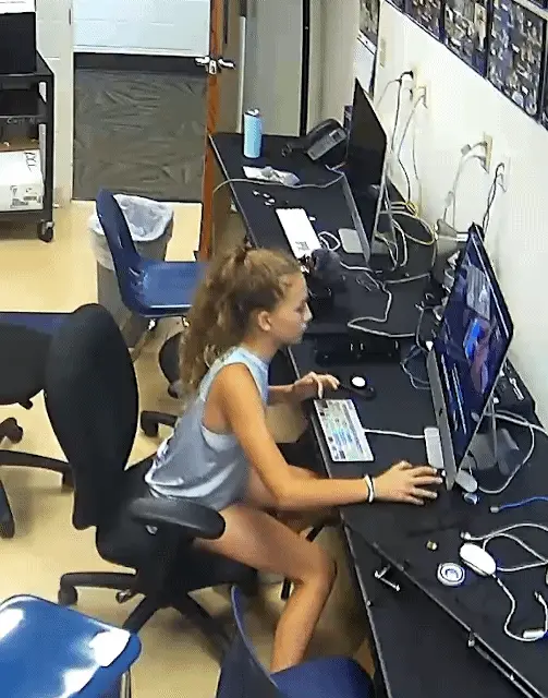 책상은 무너졌다 하지만 모니터는 살렷다.gif | 인스티즈