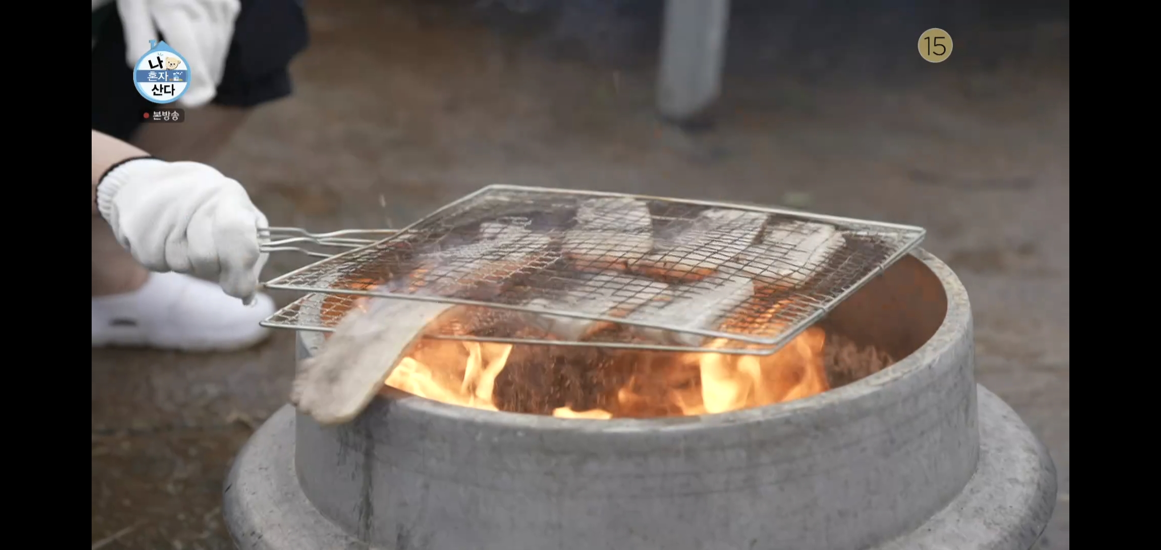 오늘자 나혼자산다 땅에 떨어진 고기 먹는다vs안 먹는다 논쟁.jpg | 인스티즈