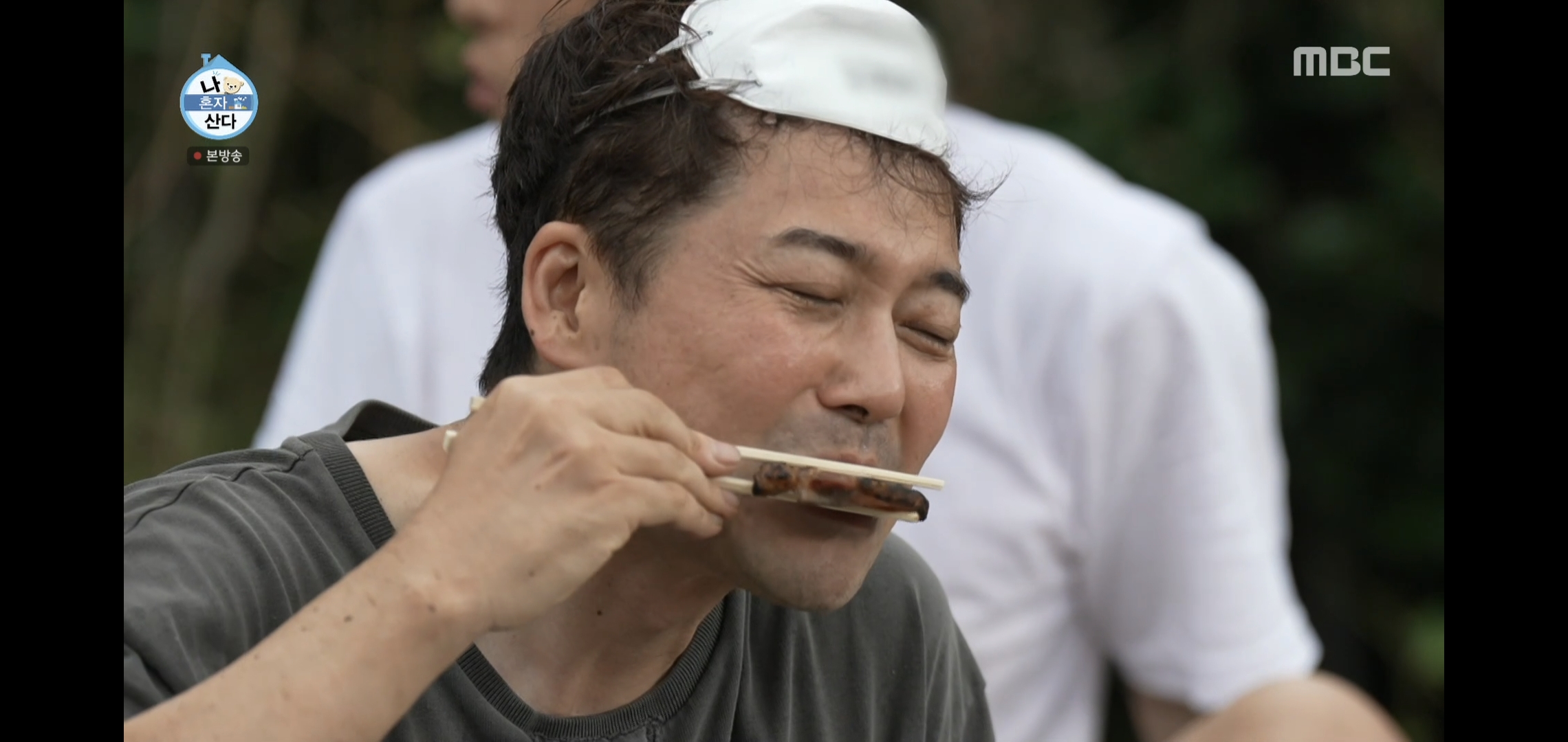 오늘자 나혼자산다 땅에 떨어진 고기 먹는다vs안 먹는다 논쟁.jpg | 인스티즈