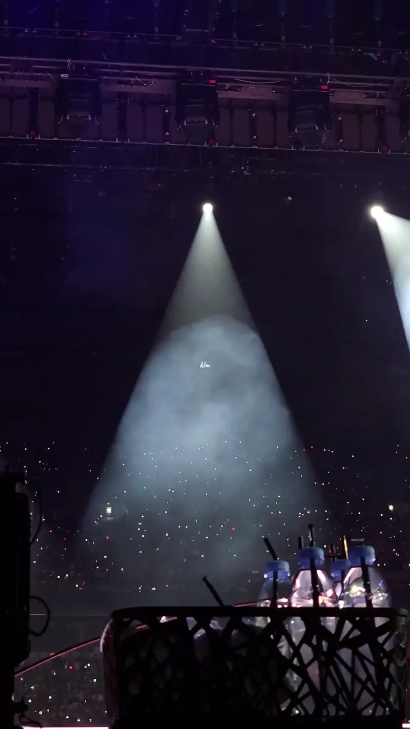 쪼그려 앉아서 물 마시는 트와이스 미나 | 인스티즈