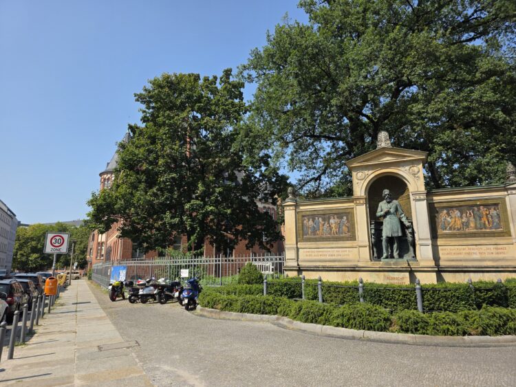 베를린 샤리테 의대 정문길에선 근대 안과학의 거장 알브레히트 폰 그레페 동상이 방문객을 맞는다. 돌로 된 기단에는 '눈의 빛은 하늘의 선물, 모든 존재는 빛으로 산다. 행복한 모든 생명체, 식물조차도 기쁘게 빛을 향