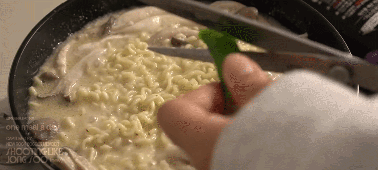 고소하고 진한 들깨라면 만들기.gif | 인스티즈