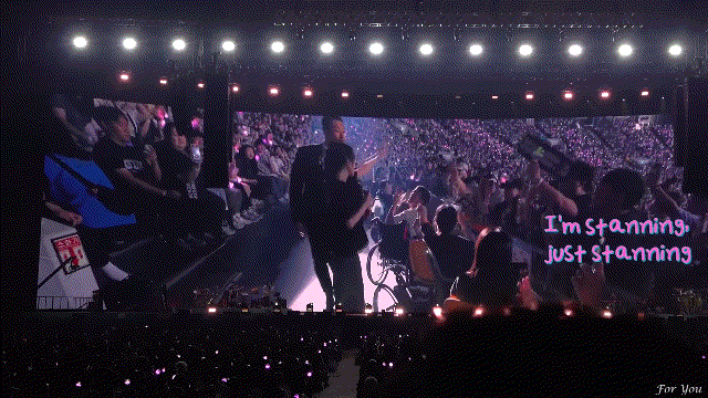 몸이 불편한 팬들을 위해 휠체어석 돌며 눈 맞추고 인사해주는 아이유.gif | 인스티즈