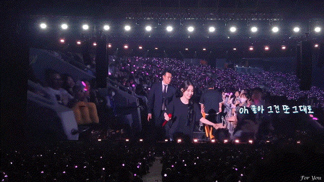 몸이 불편한 팬들을 위해 휠체어석 돌며 눈 맞추고 인사해주는 아이유.gif | 인스티즈