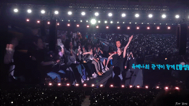 몸이 불편한 팬들을 위해 휠체어석 돌며 눈 맞추고 인사해주는 아이유.gif | 인스티즈