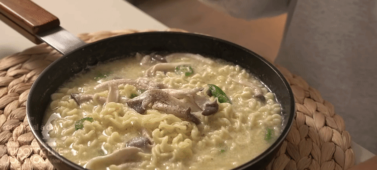 고소하고 진한 들깨라면 만들기.gif | 인스티즈