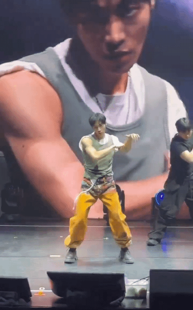 추영우 춤출때 바지에 가짜 새깅(?)이 너무 웃김 | 인스티즈