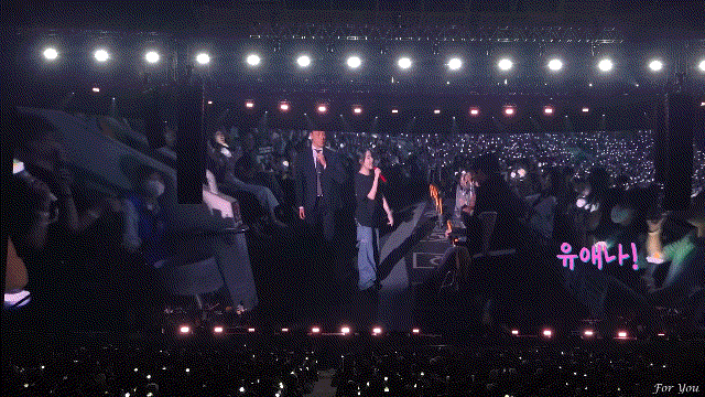 몸이 불편한 팬들을 위해 휠체어석 돌며 눈 맞추고 인사해주는 아이유.gif | 인스티즈