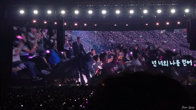 몸이 불편한 팬들을 위해 휠체어석 돌며 눈 맞추고 인사해주는 아이유.gif | 인스티즈