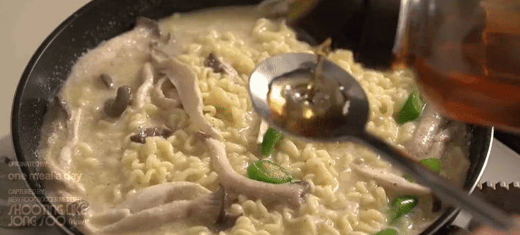 고소하고 진한 들깨라면 만들기.gif | 인스티즈