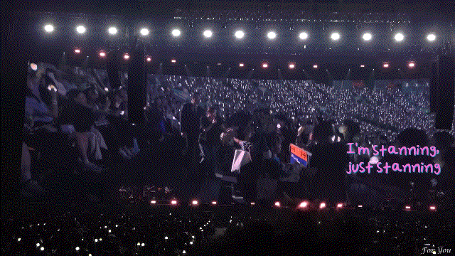 몸이 불편한 팬들을 위해 휠체어석 돌며 눈 맞추고 인사해주는 아이유.gif | 인스티즈