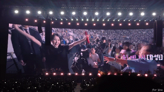 몸이 불편한 팬들을 위해 휠체어석 돌며 눈 맞추고 인사해주는 아이유.gif | 인스티즈