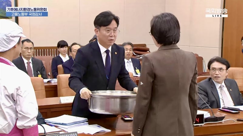 국정감사에 등장한 급식실 밥솥.twt | 인스티즈