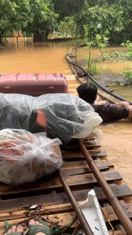 "우리 딸, 아빠만 믿어"…폭우 속 유학 가는 딸 싣고 뗏목 끈 '아빠의 등' | 인스티즈