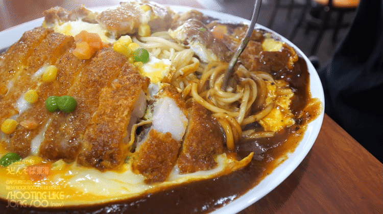 총 무게 1.2kg의 돈까스 덮파스타.gif | 인스티즈