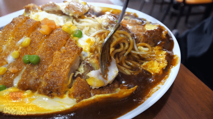 총 무게 1.2kg의 돈까스 덮파스타.gif | 인스티즈