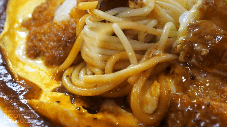 총 무게 1.2kg의 돈까스 덮파스타.gif | 인스티즈