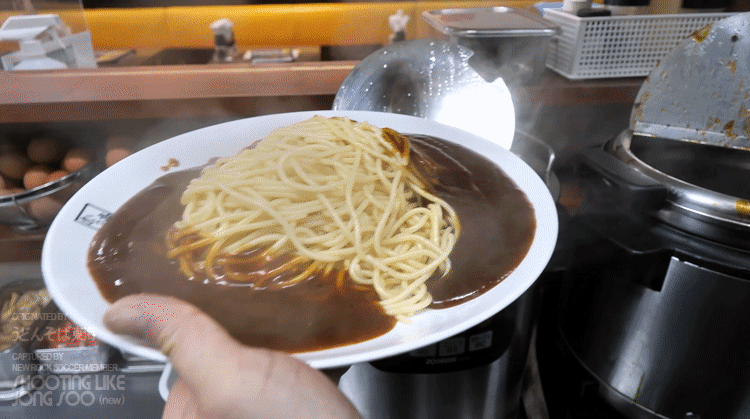 총 무게 1.2kg의 돈까스 덮파스타.gif | 인스티즈