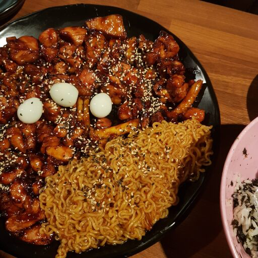 라면사리 추가 필수인 숯불치킨.jpg | 인스티즈