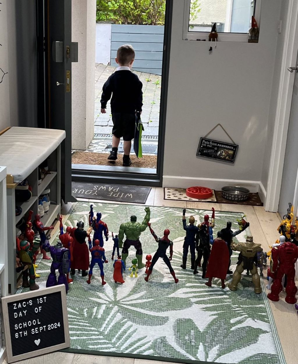 어느 아이의 인생 첫 등교일 | 인스티즈