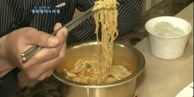 생로병사의 비밀 짠맛 중독 아저씨 먹방ㅋㅋㅋ.gif | 인스티즈