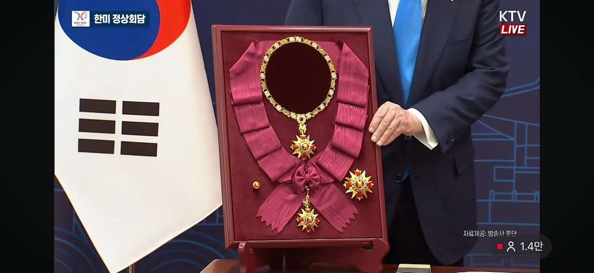 원래도 골드 좋아하는데 금관 받아서 기분 좋은 트럼프 | 인스티즈